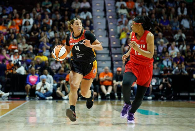 UNCASVILLE, CT - AUGUST 13: Charlisse Leger-Walker 4 of the Connecticut Sun defended by Allisha Gray 15 of the Atlanta Dream during the WNBA, Basketball Damen, USA game between Atlanta Dream and Connecticut Sun on August 13, 2026, at Mohegan Sun Arena in Uncasville, CT. (Photo by M. Anthony Nesmith Icon Sportswire) WNBA: AUG 13 Atlanta Dream at Connecticut Sun EDITORIAL USE ONLY Icon26081303