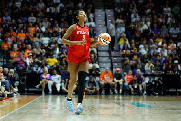 UNCASVILLE, CT - AUGUST 13: Angel Reese 5 of the Atlanta Dream dribbles the ball up court during the WNBA, Basketball Damen, USA game between Atlanta Dream and Connecticut Sun on August 13, 2026, at Mohegan Sun Arena in Uncasville, CT. (Photo by M. Anthony Nesmith Icon Sportswire) WNBA: AUG 13 Atlanta Dream at Connecticut Sun EDITORIAL USE ONLY Icon26081322