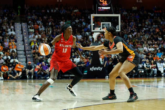 UNCASVILLE, CT - AUGUST 13: Rhyne Howard 10 of the Atlanta Dream defended by Rayah Marshall 13 of the Connecticut Sun during the WNBA, Basketball Damen, USA game between Atlanta Dream and Connecticut Sun on August 13, 2026, at Mohegan Sun Arena in Uncasville, CT. (Photo by M. Anthony Nesmith Icon Sportswire) WNBA: AUG 13 Atlanta Dream at Connecticut Sun EDITORIAL USE ONLY Icon26081324
