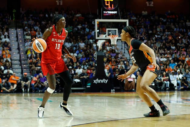 UNCASVILLE, CT - AUGUST 13: Rhyne Howard 10 of the Atlanta Dream defended by Rayah Marshall 13 of the Connecticut Sun during the WNBA, Basketball Damen, USA game between Atlanta Dream and Connecticut Sun on August 13, 2026, at Mohegan Sun Arena in Uncasville, CT. (Photo by M. Anthony Nesmith Icon Sportswire) WNBA: AUG 13 Atlanta Dream at Connecticut Sun EDITORIAL USE ONLY Icon26081325
