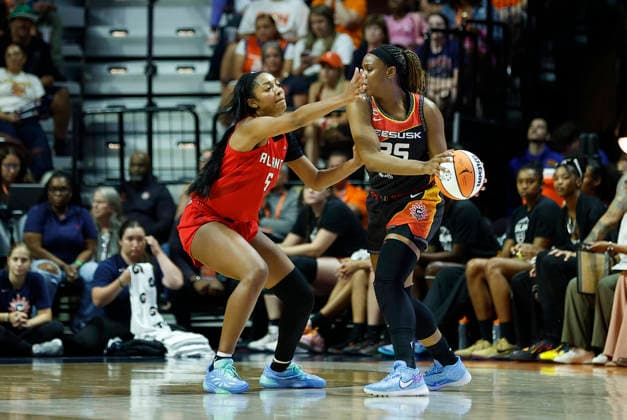 UNCASVILLE, CT - AUGUST 13: Angel Reese 5 of the Atlanta Dream defends Kennedy Burke 25 of the Connecticut Sun during the WNBA, Basketball Damen, USA game between Atlanta Dream and Connecticut Sun on August 13, 2026, at Mohegan Sun Arena in Uncasville, CT. (Photo by M. Anthony Nesmith Icon Sportswire) WNBA: AUG 13 Atlanta Dream at Connecticut Sun EDITORIAL USE ONLY Icon26081326