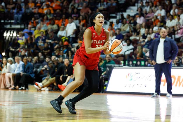 UNCASVILLE, CT - AUGUST 13: Aaliyah Nye 32 of the Atlanta Dream in action during the WNBA, Basketball Damen, USA game between Atlanta Dream and Connecticut Sun on August 13, 2026, at Mohegan Sun Arena in Uncasville, CT. (Photo by M. Anthony Nesmith Icon Sportswire) WNBA: AUG 13 Atlanta Dream at Connecticut Sun EDITORIAL USE ONLY Icon26081328