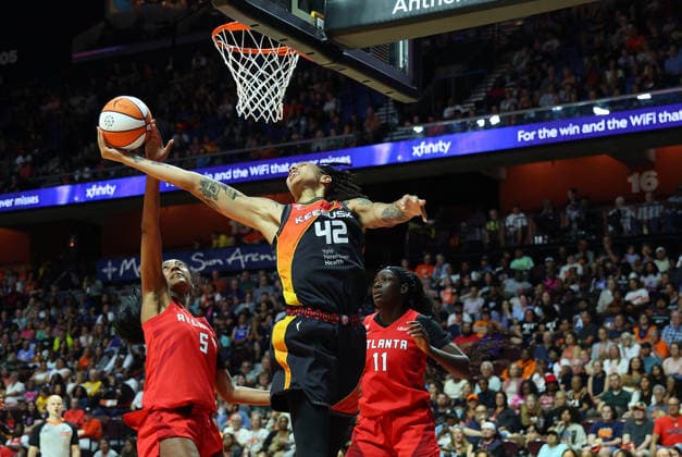 UNCASVILLE, CT - AUGUST 13: Angel Reese 5 of the Atlanta Dream blocks the shot of Brittney Griner 42 of the Connecticut Sun during the WNBA, Basketball Damen, USA game between Atlanta Dream and Connecticut Sun on August 13, 2026, at Mohegan Sun Arena in Uncasville, CT. (Photo by M. Anthony Nesmith Icon WNBA: AUG 13 Atlanta Dream at Connecticut Sun EDITORIAL USE ONLY Icon26081330