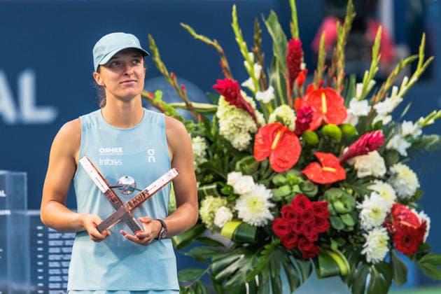 TORONTO, ON - AUGUST 13: Iga Swiatek (POL) holds the championship trophy after winning the women s singles final at the WTA, Tennis Damen 1000 National Bank Open on August 13, 2026 at Sobeys Stadium in Toronto, ON (Photo by Mathew Tsang Icon Sportswire) TENNIS: AUG 13 National Bank Open EDITORIAL USE ONLY Icon260813001