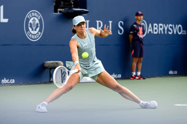 August 13, 2026, Toronto, Ontario, Canada: IGA SWIATEK of Poland returns the ball during her final match against Elena Rybakina of Kazakhstan at the National Bank Open, part of the Hologic WTA, Tennis Damen Tour at Sobeys Stadium. Swiatek defeated Rybakina 6-2, 6-3 to win the title. Tennis 2026: WTA 1000 National Bank Open Presented By Rogers.  - ZUMAr228 20260813_znp_r228_028 Copyright: xVasiliyxRyabykhx