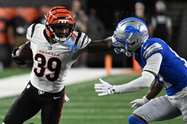 NFL, American Football Herren, USA 2026: Detroit Lions Vs Cincinnati Bengals AUG 13 August 13, 2026: Cincinnati Bengals safety Russ Yeast (39) stiff arms Detroit Lions wide receiver Tay Martin (17) in their game in Cincinnati, Ohio. Brent Clark Cal Media (Credit Image: Â Brent Clark Cal Sport Media) Cincinnati Oh USA EDITORIAL USE ONLY Copyright: xx ZUMA-20260813_zma_c04_061.jpg BrentxClarkx csmphotothree510986