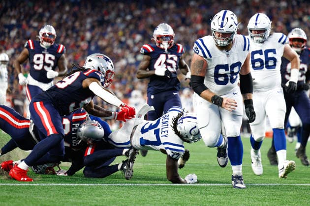 August 13, 2026; Foxborough, Massachusetts, USA; Indianapolis Colts running back Ulysses Bentley IV (37) falls just short of the goal line in an NFL, American Football Herren, USA preseason game against the New England Patriots at Gillette Stadium. (c) CSM NFL 2026: Colts Vs Patriots AUG 13  - ZUMAc04_ 20260813_zma_c04_104 Copyright: xBurtxGranofskyx