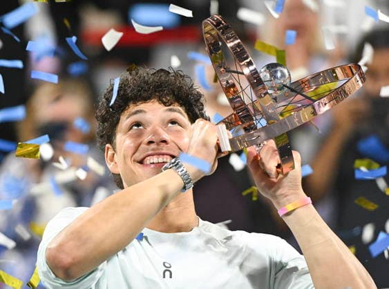 ATP, Tennis Herren Masters 1000 Canada final Ben Shelton of the United States holds the trophy after winning the ATP Masters 1000 Canada final in Montreal, Canada, 13 August 2026. MONTREAL QUEBEC Canada  Copyright: xGRAHAMxHUGHESx