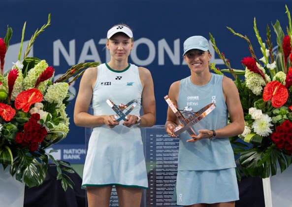 (260814) -- TORONTO, Aug. 14, 2026 -- Iga Swiatek (R) of Poland and Elena Rybakina of Kazakhstan pose for photos with trophies during the awarding ceremony after the women s singles final match between Iga Swiatek of Poland and Elena Rybakina of Kazakhstan at the 2026 National Bank Open tennis tournament in Toronto, Canada, on Aug. 13, 2026. (Photo by Xinhua) (SP)CANADA-TORONTO-TENNIS-NATIONAL BANK OPEN-WOMEN S SINGLES-FINAL ZouxZheng 