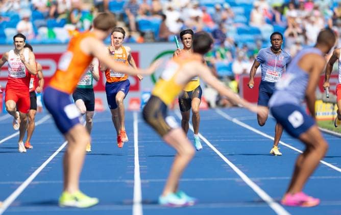 BIRMINGHAM - Daan Kneppers and Jonas Phijffers in action during the men s 4x400 relay qualification on the fifth day of the European Athletics Championships. IRIS VAN DEN BROEK ANP xVIxANPxSportx xxANPxIVx 565449256 originalFilename: 565449256.jpg