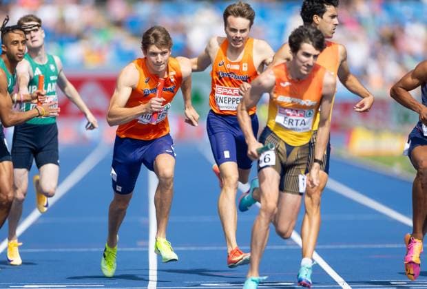 BIRMINGHAM - Jonas Phijffers and Daan Kneppers in action during the men s 4x400 relay qualification on the fifth day of the European Athletics Championships. IRIS VAN DEN BROEK ANP xVIxANPxSportx xxANPxIVx 565449541 originalFilename: 565449541.jpg