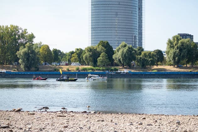 Nathalie Pohl schwimmt vierte Etappe von Bad Honnef nach Köln - 14.08.2026 Die Extremschwimmerin Nathalie POHL schwimmt bei ihrer Rhein-Aktion RIVERS die vierte und letzte Etappe von Bad Honnef nach Köln rund 200 Kilometer in vier Tagen für mehr Schwimmsicherheit von Kindern. Die Etappe führt über den vom historischen Niedrigwasser geplagten Rhein. Bonn-Beuel mit Blick auf die Bonner Skyline (Post Tower) Bonn Beuel Nordrhein-Westfalen Deutschland *** Nathalie Pohl Swims the Fourth Leg from Bad Honnef to Cologne, August 14, 2026. As part of her Rhine initiative RIVERS, extreme swimmer Nathalie Pohl is swimming the fourth and final leg from Bad Honnef to Cologne—a distance of about 200 kilometers—over four days to promote swimmingfor children. The stage takes her along the Rhine—which has been plagued by historically low water levels—through Bonn-Beuel, with a view of the Bonn skyline, including the Post Tower, in Bonn-Beuel, North Rhine-Westphalia, Germany Copyright: xMarcxJohnx