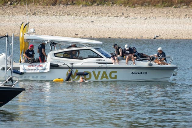 Nathalie Pohl schwimmt vierte Etappe von Bad Honnef nach Köln - 14.08.2026 Die Extremschwimmerin Nathalie POHL schwimmt bei ihrer Rhein-Aktion RIVERS die vierte und letzte Etappe von Bad Honnef nach Köln rund 200 Kilometer in vier Tagen für mehr Schwimmsicherheit von Kindern. Die Etappe führt über den vom historischen Niedrigwasser geplagten Rhein. Bonn-Beuel in Höhe des Bonner Bogen und Konrad-Adenauer Brücke Bonn Beuel Nordrhein-Westfalen Deutschland *** Nathalie Pohl Swims the Fourth Leg from Bad Honnef to Cologne, August 14, 2026. As part of her Rhine initiative RIVERS, extreme swimmer Nathalie Pohl is swimming the fourth and final leg from Bad Honnef to Cologne—a distance of about 200 kilometers—over four days to promote swimmingfor children. The stage follows the Rhine—which has been plagued by historically low water levels—through Bonn-Beuel near the Bonner Bogen and the Konrad Adenauer Bridge in Bonn-Beuel, North Rhine-Westphalia, Germany Copyright: xMarcxJohnx