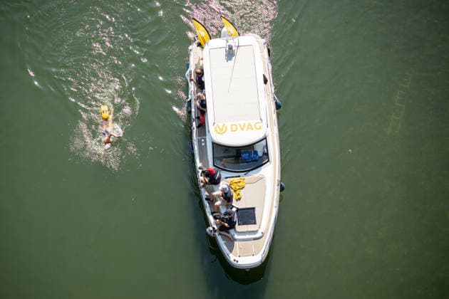 Nathalie Pohl schwimmt vierte Etappe von Bad Honnef nach Köln - 14.08.2026 Die Extremschwimmerin Nathalie POHL schwimmt bei ihrer Rhein-Aktion RIVERS die vierte und letzte Etappe von Bad Honnef nach Köln rund 200 Kilometer in vier Tagen für mehr Schwimmsicherheit von Kindern. Die Etappe führt über den vom historischen Niedrigwasser geplagten Rhein. Bonn-Beuel in Höhe des Bonner Bogen und Konrad-Adenauer Brücke. Rechts liegt eine Leiter auf dem Grund. Bonn Beuel Nordrhein-Westfalen Deutschland *** Nathalie Pohl Swims the Fourth Leg from Bad Honnef to Cologne, August 14, 2026. As part of her Rhine initiative RIVERS, extreme swimmer Nathalie Pohl is swimming the fourth and final leg from Bad Honnef to Cologne—a distance of about 200 kilometers—over four days to promote swimmingfor children. The stage follows the Rhine—which has been plagued by historically low water levels—through Bonn-Beuel near the Bonner Bogen and the Konrad Adenauer Bridge. On the right, a ladder lies on the riverbed in Bonn-Beuel, North Rhine-Westphalia, Germany Copyright: xMarcxJohnx
