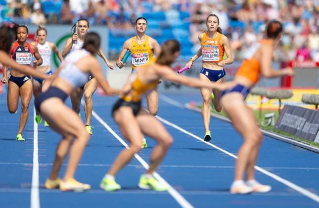 BIRMINGHAM - Eveline Saalberg and Nina Franke in action during the women s 4x400 relay qualification on the fifth day of the European Athletics Championships. IRIS VAN DEN BROEK ANP xVIxANPxSportx xxANPxIVx 565451015 originalFilename: 565451015.jpg