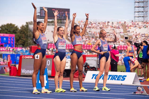 Great Britain wave to the crowd ahead of the Womens 4x400m relay at the European Athletics Championships at Alexander Stadium in Birmingham, England (Sean Walsh Sports Press Photo)  Copyright: xSeanxWalshx Sportspressphoto_SPR206021