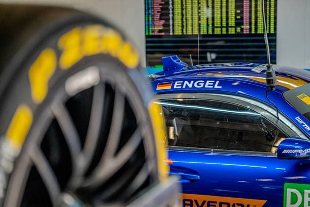 Der Mercedes-AMG GT3 80 von Maro Engel steht in der Boxengasse am Nürburgring, der Fahrername mit Deutschlandflagge ist auf dem Dach gut lesbar. Im Vordergrund ist ein Pirelli-Rennreifen mit gelber Beschriftung unscharf zu sehen, im Hintergrund leuchtet ein Zeitnahme-Monitor. Mercedes-AMG GT3 80 von Maro Engel (Mercedes-AMG Team Winward) in der Box am Nürburgring *** Maro Engel’s Mercedes AMG GT3 80 is parked in the pit lane at the Nürburgring, and the driver’s name, accompanied by a German flag, is clearly visible on the roof. In the foreground, a Pirelli racing tire with yellow lettering is visible out of focus; in the background, a timing monitor is lit up. Maro Engel’s Mercedes-AMG GT3 80, Mercedes-AMG Team Winward, in the pits at the Nürburgring Copyright: xMichaelxSchäferx