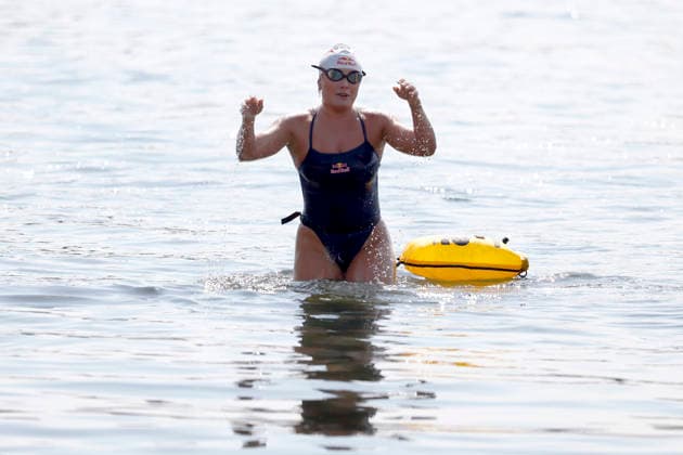 Extremschwimmerin Nathalie Pohl bei ihrer Zielankunft nach der vierten Schwimm-Etappe von Bad Honnef nach Köln. Die Sportlerin ist 200 Kilometer durch den Rhein geschwommen für einen guten Zweck. Mit den Spenden sollen Kinder dabei unterstützt werden, das Schwimmen zu lernen. Köln, 14.08.2026 NRW Deutschland *** Extreme swimmer Nathalie Pohl crossing the finish line after the fourth leg of her swim from Bad Honnef to Cologne. The athlete swam 200 kilometers across the Rhine for a good cause. The donations will be used to help children learn to swim. Cologne, August 14, 2026, North Rhine-Westphalia, Germany Copyright: xChristophxHardtx