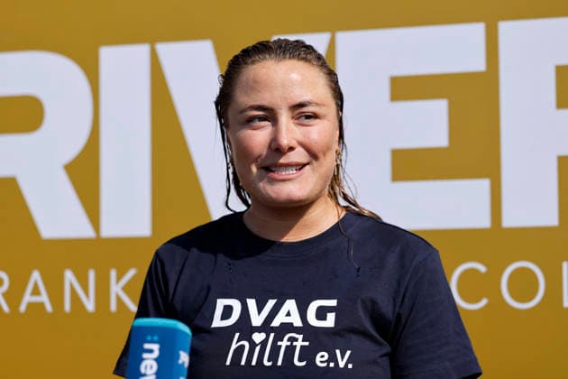 Extremschwimmerin Nathalie Pohl bei ihrer Zielankunft nach der vierten Schwimm-Etappe von Bad Honnef nach Köln. Die Sportlerin ist 200 Kilometer durch den Rhein geschwommen für einen guten Zweck. Mit den Spenden sollen Kinder dabei unterstützt werden, das Schwimmen zu lernen. Köln, 14.08.2026 NRW Deutschland *** Extreme swimmer Nathalie Pohl crossing the finish line after the fourth leg of her swim from Bad Honnef to Cologne. The athlete swam 200 kilometers across the Rhine for a good cause. The donations will be used to help children learn to swim. Cologne, August 14, 2026, North Rhine-Westphalia, Germany Copyright: xChristophxHardtx