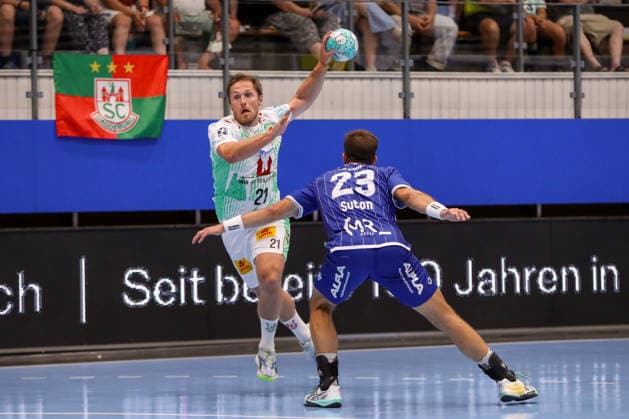 14.08.2026, xgox, Handball - Wartburg Cup TBV Lemgo-Lippe - SC Magdeburg emspor, v.l. Albin Lagergren (Magdeburg, 21), Tim Suton (Lemgo, 23) Zweikampf, Duell, Kampf, tackle Eisenach *** August 14, 2026, xgox, Handball Wartburg Cup: TBV Lemgo vs. Lippe SC Magdeburg, emspor; from left: Albin Lagergren (Magdeburg), 21; Tim Suton (Lemgo), 23; duel, battle, tackle, Eisenach