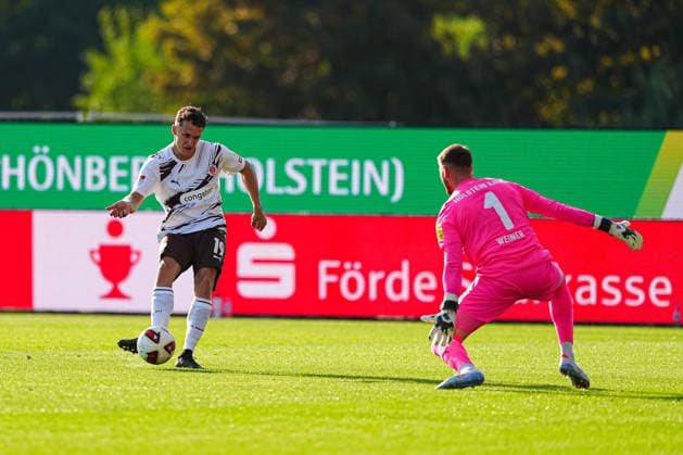 Torschuss Torchance Martijn Kaars (FC St. Pauli, 19), Timon Weiner (Holstein Kiel, 01) GER, Holstein Kiel vs. FC St. Pauli, Fußball, 2. Bundesliga, Spieltag 02, Saison 2026 2027, 14.08.2026 DFL REGULATIONS PROHIBIT ANY USE OF PHOTOGRAPHS AS IMAGE SEQUENCES AND OR QUASI-VIDEO GER, Holstein Kiel vs. FC St. Pauli, Fußball, 2. Bundesliga, Spieltag 02, Saison 2026 2027, 14.08.2026 Kiel *** Shot on Goal, Scoring Chance: Martijn Kaars (FC St. Pauli), 19; Timon Weiner (Holstein Kiel), 01 (GER); Holstein Kiel vs. FC St. Pauli, Soccer, 2. Bundesliga, Matchday 02, 2026–2027 Season, August 14, 2026 DFL regulations prohibit any use of photographs as image sequences and or quasi-video GER, Holstein Kiel vs. FC St. Pauli, Soccer, 2. Bundesliga, Matchday 02, 2026–2027 Season, August 14, 2026, Kiel Copyright: xEibner-Pressefoto MarcelxvonxFehrnx EP_MFN