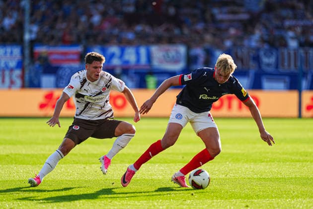 Arkadiusz Pyrka (FC St. Pauli, 11), Kasper Davidsen (Holstein Kiel, 15) GER, Holstein Kiel vs. FC St. Pauli, Fußball, 2. Bundesliga, Spieltag 02, Saison 2026 2027, 14.08.2026 DFL REGULATIONS PROHIBIT ANY USE OF PHOTOGRAPHS AS IMAGE SEQUENCES AND OR QUASI-VIDEO GER, Holstein Kiel vs. FC St. Pauli, Fußball, 2. Bundesliga, Spieltag 02, Saison 2026 2027, 14.08.2026 Kiel *** Arkadiusz Pyrka, FC St. Pauli, 11; Kasper Davidsen, Holstein Kiel, 15 (GER); Holstein Kiel vs. FC St. Pauli, soccer, 2. Bundesliga, Matchday 02, 2026–2027 season, August 14, 2026 DFL regulations prohibit any use of photographs as image sequences and or quasi-video GER, Holstein Kiel vs. FC St. Pauli, soccer, 2. Bundesliga, Matchday 02, 2026–2027 season, August 14, 2026, Kiel Copyright: xEibner-Pressefoto MarcelxvonxFehrnx EP_MFN