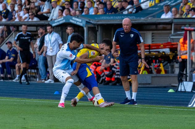 Deutschland: Fussball 2. Bundesliga, 2. Spieltag 2026 2027, Eintracht Braunschweig - VfL Bochum am 14.08.2026 in Braunschweig (Eintracht-Stadion): Mehmet Aydin (Eintracht Braunschweig, 8) und Gerrit Holtmann (VfL Bochum, 17) im Zweikampf *** German Soccer 2. Bundesliga, Matchday 2, 2026–2027, Eintracht Braunschweig vs. VfL Bochum on August 14, 2026, at the Eintracht Stadium in Braunschweig: Mehmet Aydin (Eintracht Braunschweig, No. 8) and Gerrit Holtmann (VfL Bochum, No. 17) in a tackle Copyright: xSvenxHeidmannx