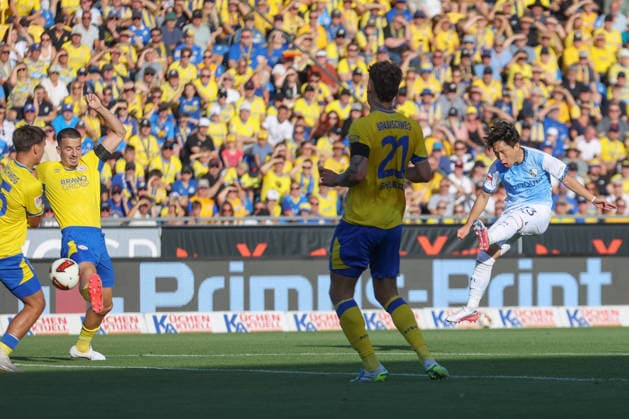 14.08.2026, xtgx, Fussball 2. Bundesliga, Eintracht Braunschweig - VfL Bochum, v.l. Koji Miyoshi (Bochum, 23) schiesst den Ball aufs Tor, Torschuss, Schuss (DFL DFB REGULATIONS PROHIBIT ANY USE OF PHOTOGRAPHS as IMAGE SEQUENCES and or QUASI-VIDEO) Braunschweig *** August 14, 2026, xtgx, Soccer 2. Bundesliga, Eintracht Braunschweig vs. VfL Bochum, from left: Koji Miyoshi (Bochum), No. 23 shoots the ball toward the goal, shot on goal, shot DFL DFB REGULATIONS PROHIBIT ANY USE OF PHOTOGRAPHS as IMAGE SEQUENCES and or QUASI-VIDEO Braunschweig