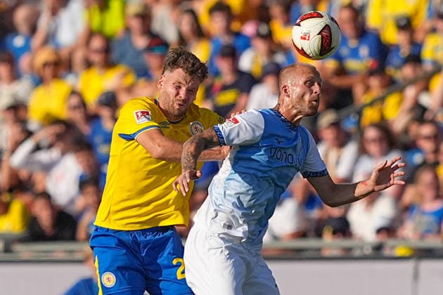 14.08.2026, xydrx, Fußball, 2. Fußball Bundesliga, Eintracht Braunschweig - VfL Bochum, Saison 2026 2027, Eintracht-Stadion: Kevin Ehlers (Eintracht Braunschweig, 21) im Zweikampf gegen Philipp Hofmann (VfL Bochum, 33) DFB regulations prohibit any use of photographs as image sequences and or quasi-video. *** August 14, 2026, xydrx, Soccer, 2. Bundesliga, Eintracht Braunschweig vs. VfL Bochum, 2026–2027 season, Eintracht Stadium, Kevin Ehlers of Eintracht Braunschweig, No. 21, in a tackle against Philipp Hofmann of VfL Bochum, No. 33. DFB regulations prohibit any use of photographs as image sequences and or quasi-video. Copyright: HMBxMedia YannisxDreimann