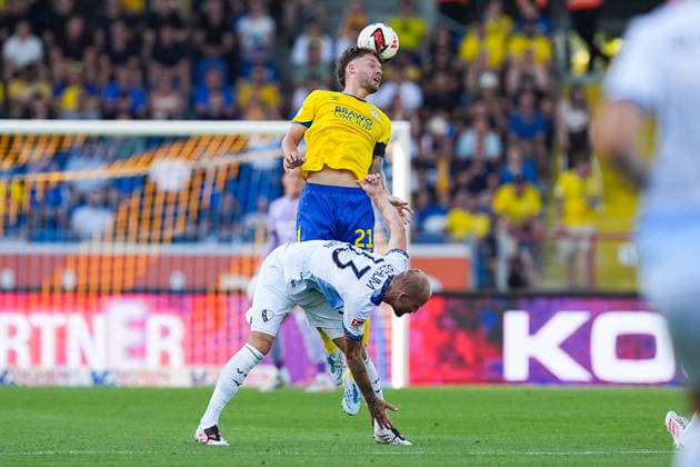 14.08.2026, xydrx, Fußball, 2. Fußball Bundesliga, Eintracht Braunschweig - VfL Bochum, Saison 2026 2027, Eintracht-Stadion: Kevin Ehlers (Eintracht Braunschweig, 21) im Zweikampf gegen Philipp Hofmann (VfL Bochum, 33) DFB regulations prohibit any use of photographs as image sequences and or quasi-video. *** August 14, 2026, xydrx, Soccer, 2. Bundesliga, Eintracht Braunschweig vs. VfL Bochum, 2026–2027 season, Eintracht Stadium, Kevin Ehlers of Eintracht Braunschweig, No. 21, in a tackle against Philipp Hofmann of VfL Bochum, No. 33. DFB regulations prohibit any use of photographs as image sequences and or quasi-video. Copyright: HMBxMedia YannisxDreimann
