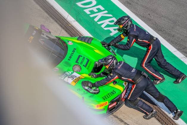 Sport Bilder des Tages Zwei Mechaniker von Manthey Racing schieben den neongrünen Porsche 911 GT3 R 90 mit Ricardo Feller am Steuer in der Boxengasse des Nürburgrings. Die Vogelperspektive zeigt den Boxenstopp-Moment mit DEKRA-Schriftzug auf dem Asphalt. Porsche 911 GT3 R 90 von Manthey Racing beim Boxenstopp am Nürburgring *** Two Manthey Racing mechanics push the neon-green Porsche 911 GT3 R 90, with Ricardo Feller at the wheel, down the pit lane at the Nürburgring. The bird s-eye view shows the pit stop in progress, with DEKRA written on the asphalt. Porsche 911 GT3 R 90 from Manthey Racing during a pit stop at the Nürburgring Copyright: xMichaelxSchäferx