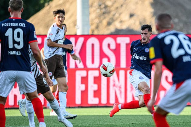Fußball I Herren I Saison 2026-2027 I 2. Bundesliga I 2. Spieltag I Holstein Kiel - FC St. Pauli I 14.08.2026 Adrian Kapralik (20, Holstein Kiel) Kiel Holstein-Stadion Schleswig-Holstein Deutschland *** Soccer I Men s I 2026–2027 Season I 2. Bundesliga I Matchday 2 I Holstein Kiel vs. FC St. Pauli I August 14, 2026 Adrian Kapralik, 20, Holstein Kiel, Kiel Holstein Stadium, Schleswig-Holstein, Germany Copyright: xLobecax xHenningxRohlfsx