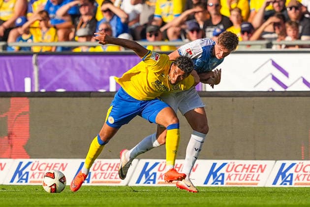 14.08.2026, xydrx, Fußball, 2. Fußball Bundesliga, Eintracht Braunschweig - VfL Bochum, Saison 2026 2027, Eintracht-Stadion: Yann Sturm (Eintracht Braunschweig, 7) im Zweikampf gegen Oliver Olsen (VfL Bochum, 13) DFB regulations prohibit any use of photographs as image sequences and or quasi-video. *** August 14, 2026, xydrx, Soccer, 2. Bundesliga, Eintracht Braunschweig vs. VfL Bochum, 2026–2027 season, Eintracht Stadium, Yann Sturm (Eintracht Braunschweig), No. 7 in a tackle against Oliver Olsen (VfL Bochum), 13. DFB regulations prohibit any use of photographs as image sequences and or quasi-video Copyright: HMBxMedia YannisxDreimann