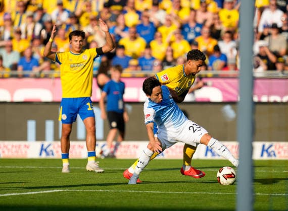 Koji Miyoshi (VfL Bochum 1848, 23) verteidigt gegen Yann Sturm (Eintracht Braunschweig, 7), waehrend Max Marie (Eintracht Braunschweig, 15) im Hintergrund gestikuliert. GER, Eintracht Braunschweig vs VfL Bochum 1848, 2. Bundesliga, 2. Spieltag, Saison 2026-27, 14.08.2026 DFL REGULATIONS PROHIBIT ANY USE OF PHOTOGRAPHS AS IMAGE SEQUENCES AND OR QUASI-VIDEO GER, Eintracht Braunschweig vs VfL Bochum 1848, 2. Bundesliga, 2. Spieltag, Saison 2026-27, 14.08.2026 Braunschweig *** Koji Miyoshi (VfL Bochum 1848, 23) defends against Yann Sturm (Eintracht Braunschweig, 7), while Max Marie (Eintracht Braunschweig, 15) gestures in the background GER, Eintracht Braunschweig vs. VfL Bochum 1848, 2. Bundesliga, Matchday 2, 2026–27 season, August 14, 2026. DFL regulations prohibit any use of photographs as image sequences and or quasi-video. GER, Eintracht Braunschweig vs. VfL Bochum 1848, 2. Bundesliga, Matchday 2, 2026–27 season, August 14, 2026, Braunschweig Copyright: xEibner-Pressefoto ScottxColemanx EP_SCN