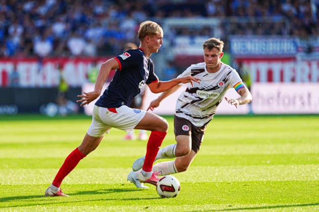 Kasper Davidsen (Holstein Kiel, 15), David Nemeth (FC St. Pauli, 04) GER, Holstein Kiel vs. FC St. Pauli, Fußball, 2. Bundesliga, Spieltag 02, Saison 2026 2027, 14.08.2026 DFL REGULATIONS PROHIBIT ANY USE OF PHOTOGRAPHS AS IMAGE SEQUENCES AND OR QUASI-VIDEO GER, Holstein Kiel vs. FC St. Pauli, Fußball, 2. Bundesliga, Spieltag 02, Saison 2026 2027, 14.08.2026 Kiel *** Kasper Davidsen, Holstein Kiel, 15; David Nemeth, FC St. Pauli, 04 GER; Holstein Kiel vs. FC St. Pauli, Soccer, 2. Bundesliga, Matchday 02, 2026–2027 Season, August 14, 2026 DFL regulations prohibit any use of photographs as image sequences and or quasi-video GER, Holstein Kiel vs. FC St. Pauli, Soccer, 2. Bundesliga, Matchday 02, 2026–2027 Season, August 14, 2026, Kiel Copyright: xEibner-Pressefoto MarcelxvonxFehrnx EP_MFN