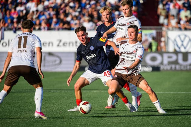 Fußball I Herren I Saison 2026-2027 I 2. Bundesliga I 2. Spieltag I Holstein Kiel - FC St. Pauli I 14.08.2026 Arkadiusz Pyrka (11, FC St. Pauli), Leon Parduzi (40, Holstein Kiel), Mathias Rasmussen (20, FC St. Pauli) Kiel Holstein-Stadion Schleswig-Holstein Deutschland *** Soccer I Men s I 2026–2027 Season I 2. Bundesliga I Matchday 2 I Holstein Kiel vs. FC St. Pauli I August 14, 2026 Arkadiusz Pyrka 11, FC St. Pauli, Leon Parduzi 40, Holstein Kiel, Mathias Rasmussen 20, FC St. Pauli, Kiel, Holstein Stadium, Schleswig-Holstein, Germany Copyright: xLobecax xHenningxRohlfsx