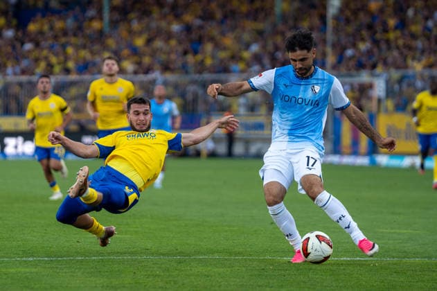Deutschland: Fussball 2. Bundesliga, 2. Spieltag 2026 2027, Eintracht Braunschweig - VfL Bochum am 14.08.2026 in Braunschweig (Eintracht-Stadion): Gerrit Holtmann (VfL Bochum, 17) am Ball Mehmet Aydin (Eintracht Braunschweig, 8) *** German Soccer 2. Bundesliga, Matchday 2, 2026–2027, Eintracht Braunschweig vs. VfL Bochum on August 14, 2026, at Eintracht Stadium Gerrit Holtmann in Braunschweig, VfL Bochum, 17: Mehmet Aydin (Eintracht Braunschweig), 8 Copyright: xSvenxHeidmannx