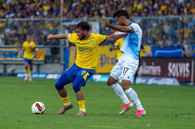 Deutschland: Fussball 2. Bundesliga, 2. Spieltag 2026 2027, Eintracht Braunschweig - VfL Bochum am 14.08.2026 in Braunschweig (Eintracht-Stadion): Mehmet Aydin (Eintracht Braunschweig, 8) Gerrit Holtmann (VfL Bochum, 17) im Zweikampf *** German Soccer 2. Bundesliga, Matchday 2, 2026–2027, Eintracht Braunschweig vs. VfL Bochum on August 14, 2026, at the Eintracht Stadium in Braunschweig; Mehmet Aydin (Eintracht Braunschweig), 8; Gerrit Holtmann (VfL Bochum), 17, in a tackle Copyright: xSvenxHeidmannx