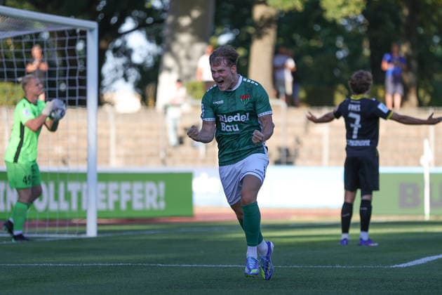 14.08.2026, Herren, Fussball, Saison 2026 2027, Regionalliga Bayern, 4. Spieltag: FC Schweinfurt 05 - SpVgg Bayreuth Von links: Gil Ebner (FC Schweinfurt 05, 08) feiert seinen Treffer zum 1:0 Schweinfurt Riedel-Bau-Arena im Sachs-Stadio Bayern Unterfranken Deutschland *** August 14, 2026, Men s Soccer, 2026–2027 Season, Bavarian Regional League, Matchday 4: FC Schweinfurt 05 vs. SpVgg Bayreuth. From left: Gil Ebner of FC Schweinfurt 05 celebrates his goal to make it 1–0 at the Riedel Bau Arena in Sachs, Lower Franconia, Bavaria, Germany