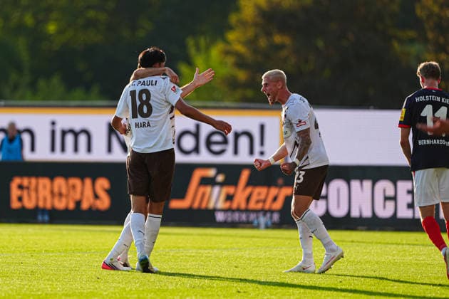 Torjubel FC St. Pauli nach Tor zum 0:2 Taichi Hara (FC St. Pauli, 18) GER, Holstein Kiel vs. FC St. Pauli, Fußball, 2. Bundesliga, Spieltag 02, Saison 2026 2027, 14.08.2026 DFL REGULATIONS PROHIBIT ANY USE OF PHOTOGRAPHS AS IMAGE SEQUENCES AND OR QUASI-VIDEO GER, Holstein Kiel vs. FC St. Pauli, Fußball, 2. Bundesliga, Spieltag 02, Saison 2026 2027, 14.08.2026 Kiel *** FC St. Pauli celebrates after Taichi Hara scores to make it 0–2, FC St. Pauli, 18 GER, Holstein Kiel vs. FC St. Pauli, Soccer, 2. Bundesliga, Matchday 02, 2026–2027 Season, August 14, 2026 DFL regulations prohibit any use of photographs as image sequences and or quasi-video (GER), Holstein Kiel vs. FC St. Pauli, Soccer, 2. Bundesliga, Matchday 02, 2026–2027 Season, August 14, 2026, Kiel Copyright: xEibner-Pressefoto MarcelxvonxFehrnx EP_MFN