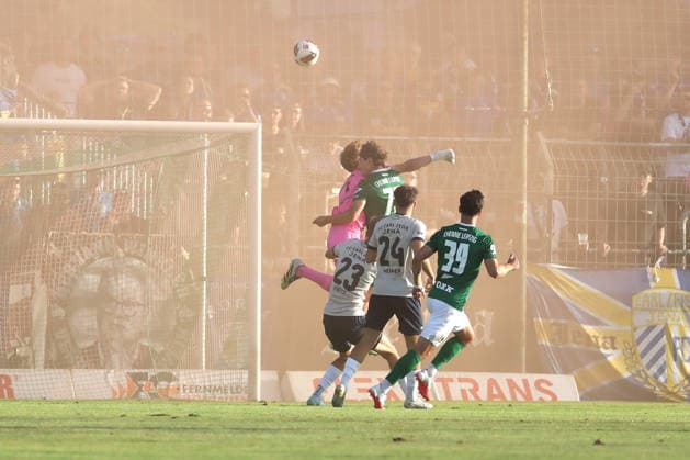 Fußball Regionalliga Nordost: BSG Chemie Leipzig - FC Carl Zeiss Jena; 14.08.2026 Elias Kratzer (72, Chemie Leipzig) kollodiert im Sprung mit Torwart Marius Liesegang (1, Carl Zeiss Jena). Fußball, Regionalliga Nordost, Saison 2026 2027, 5. Spieltag: BSG Chemie Leipzig vs. FC Carl Zeiss Jena am 14.08.2026 im Alfred-Kunze-Sportpark, Leipzig Leutzsch. *** Soccer, Northeast Regional League: BSG Chemie Leipzig vs. FC Carl Zeiss Jena, August 14, 2026; Elias Kratzer, 72; Chemie Leipzig collides with goalkeeper Marius Liesegang, 1, Carl Zeiss Jena Soccer, Northeast Regional League, 2026–2027 season, Matchday 5: BSG Chemie Leipzig vs. FC Carl Zeiss Jena on August 14, 2026, at Alfred Kunze Sportpark, Leipzig Leutzsch Copyright: xBEAUTIFULxSPORTS JanxKaeferx