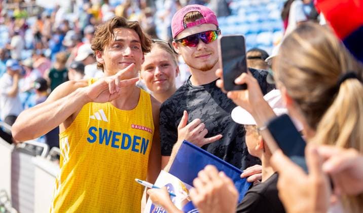 BIRMINGHAM - Armand Duplantis poses with fans after the pole vault qualification on the fifth day of the European Athletics Championships. IRIS VAN DEN BROEK ANP xVIxANPxSportx xxANPxIVx 565469754 originalFilename: 565469754.jpg