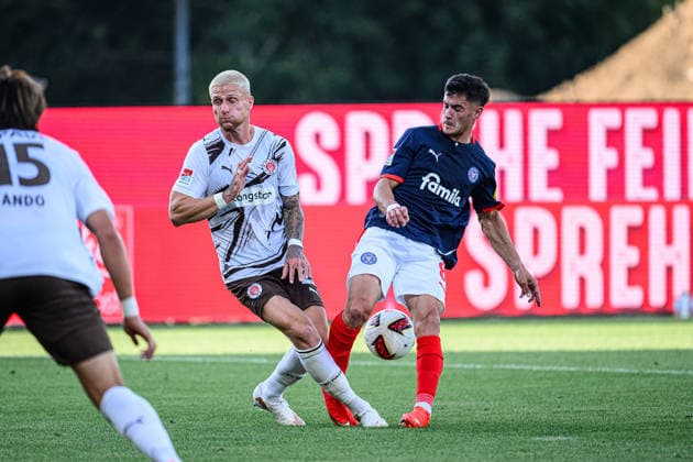 Fußball I Herren I Saison 2026-2027 I 2. Bundesliga I 2. Spieltag I Holstein Kiel - FC St. Pauli I 14.08.2026 Louis Oppie (23, FC St. Pauli), Guillermo Balzi (8, Holstein Kiel) Kiel Holstein-Stadion Schleswig-Holstein Deutschland *** Soccer I Men s I 2026–2027 Season I 2. Bundesliga I Matchday 2 I Holstein Kiel vs. FC St. Pauli I August 14, 2026 Louis Oppie 23, FC St. Pauli, Guillermo Balzi 8, Holstein Kiel, Kiel Holstein Stadium, Schleswig-Holstein, Germany Copyright: xLobecax xHenningxRohlfsx