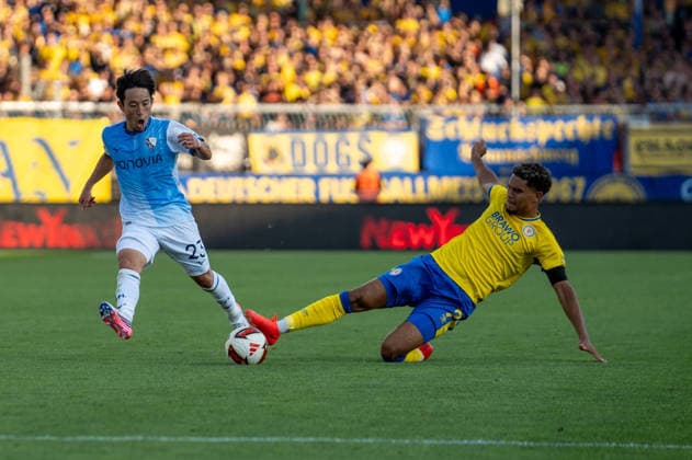 Deutschland: Fussball 2. Bundesliga, 2. Spieltag 2026 2027, Eintracht Braunschweig - VfL Bochum am 14.08.2026 in Braunschweig (Eintracht-Stadion): Koji Miyoshi (VfL Bochum, 23) und Yann Sturm (Eintracht Braunschweig, 7) im Zweikampf *** German Soccer 2. Bundesliga, Matchday 2, 2026–2027, Eintracht Braunschweig vs. VfL Bochum on August 14, 2026, at Eintracht Stadium in Braunschweig: Koji Miyoshi (VfL Bochum) and Yann Sturm (Eintracht Braunschweig) in a tackle, 23 and 7 respectively Copyright: xSvenxHeidmannx