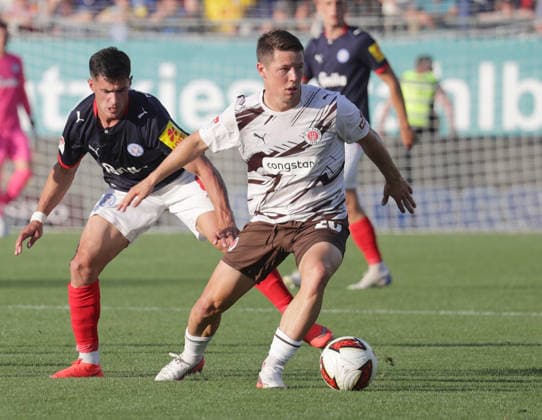 Mathias Rasmussen (St. Pauli), Guillermo Balzi (Holstein Kiel) Fussball, Herren, Saison 2026 2027, 2.BL, Holstein Stadion, Holstein Kiel gegen FC St Pauli DFL REGULATIONS PROHIBIT ANY USE OF PHOTOGRAPHS AS IMAGE SEQUENCES AND OR QUASI-VIDEO. *** Mathias Rasmussen, St. Pauli; Guillermo Balzi, Holstein Kiel; Soccer, Men s, 2026–2027 Season, 2. Bundesliga, Holstein Stadium, Holstein Kiel vs. FC St. Pauli. DFL regulations prohibit any use of photographs as image sequences and or quasi-video.