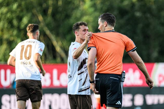 Fußball I Herren I Saison 2026-2027 I 2. Bundesliga I 2. Spieltag I Holstein Kiel - FC St. Pauli I 14.08.2026 Martijn Kaars (19, FC St. Pauli), Max Burda (Schiedsrichter) Kiel Holstein-Stadion Schleswig-Holstein Deutschland *** Soccer I Men s I 2026–2027 Season I 2. Bundesliga I Matchday 2 I Holstein Kiel vs. FC St. Pauli I August 14, 2026 Martijn Kaars 19, FC St. Pauli, Max Burda, Referee, Kiel Holstein Stadium, Schleswig-Holstein, Germany Copyright: xLobecax xHenningxRohlfsx
