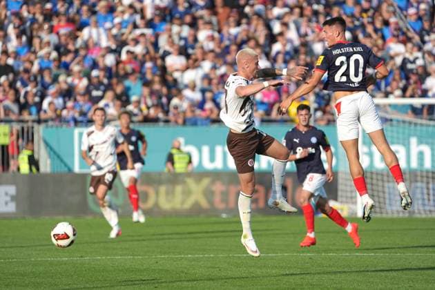 Foto : Louis OPPIE (Pauli) gegen Adrian Kapralik (Kiel , rechts) Fussball 2. Bundesliga , 2. Spieltag am Fr. 14.08.2026 Holstein Kiel - FC St. Pauli *** Photo: Louis OPPIE Pauli vs. Adrian Kapralik, Kiel; right: Soccer, 2. Bundesliga, Matchday 2 on Fri, Aug 14, 2026, Holstein Kiel vs. FC St. Pauli
