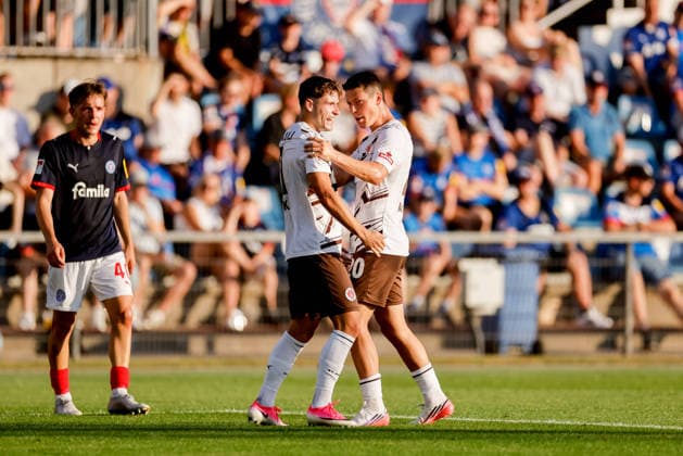 Kiel, 14. August 2026 - Fußball, 2. Bundesliga 2026 27, Holstein Kiel - FC St. Pauli: Arkadiusz Pyrka (FC St. Pauli, 11) und Mathias Rasmussen (FC St. Pauli, 20) bejubeln Treffer zum 0:2 DFL REGULATIONS PROHIBIT ANY USE OF PHOTOGRAPHS AS IMAGE SEQUENCES AND OR QUASI-VIDEO. *** Kiel, August 14, 2026 Soccer, 2026–27 2. Bundesliga, Holstein Kiel vs. FC St. Pauli, Arkadiusz Pyrka (FC St. Pauli), 11, and Mathias Rasmussen, FC St. Pauli, 20, celebrate the goal that makes the score 0–2. DFL REGULATIONS PROHIBIT ANY USE OF PHOTOGRAPHS AS IMAGE SEQUENCES AND OR QUASI-VIDEO