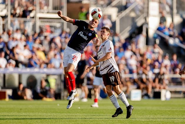 Kiel, 14. August 2026 - Fußball, 2. Bundesliga 2026 27, Holstein Kiel - FC St. Pauli: David Zec (Holstein Kiel, 26), Martijn Kaars (FC St. Pauli, 19) DFL REGULATIONS PROHIBIT ANY USE OF PHOTOGRAPHS AS IMAGE SEQUENCES AND OR QUASI-VIDEO. *** Kiel, August 14, 2026 Soccer, 2026–27 2. Bundesliga, Holstein Kiel vs. FC St. Pauli, David Zec (Holstein Kiel, 26), Martijn Kaars (FC St. Pauli, 19). DFL regulations prohibit any use of photographs as image sequences and or quasi-video.