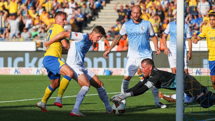 Braunschweig vs Bochum, 2. BL Braunschweig, 14.08.2026, Fußball, Herren, 2. BL, Saison 2026 2027, Eintracht Braunschweig vs. VfL Bochum: Jan Urbich (Eintracht Braunschweig), Maximilian Wittek (VfL Bochum), Torwart Timo Horn (VfL Bochum) (DFL DFB REGULATIONS PROHIBIT ANY USE OF PHOTOGRAPHS as IMAGE SEQUENCES and or QUASI-VIDEO) Stadion an der Hamburger Straße Niedersachsen Deutschland *** Braunschweig vs. Bochum, 2. Bundesliga Braunschweig, August 14, 2026, Soccer, Men s, 2. Bundesliga, 2026–2027 Season, Eintracht Braunschweig vs. VfL Bochum, Jan Urbich (Eintracht Braunschweig), Maximilian Wittek, VfL Bochum, Goalkeeper Timo Horn, VfL Bochum. DFL and DFB regulations prohibit any use of photographs as image sequences and or quasi-video. Stadion an der Hamburger Straße, Lower Saxony, Germany
